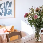 Ideally Located 2Bd Apart For 3 With Balcony&View